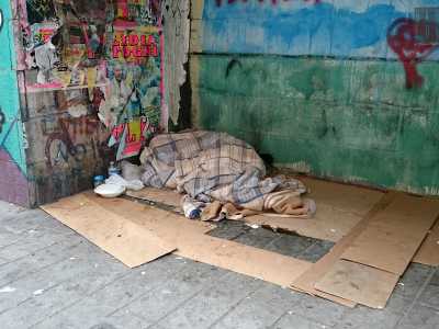 Ed � da mesi che il suo plaid poggiato su un materasso consunto e su uno strato di cartone si trova in un anfratto sotto il ponte